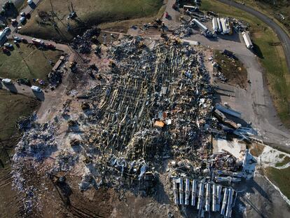 Estado en el que quedó una fábrica de velas en Mayfield (Kentucky), tras el paso de un tornado en la madrugada del sábado.