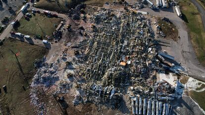 Ruínas da fábrica de velas de Mayfield (Kentucky) depois da passagem de um tornado, na madrugada de sábado.