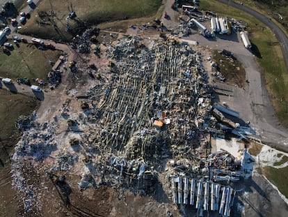 Estado en el que quedó una fábrica de velas en Mayfield (Kentucky), tras el paso de un tornado en la madrugada del sábado.