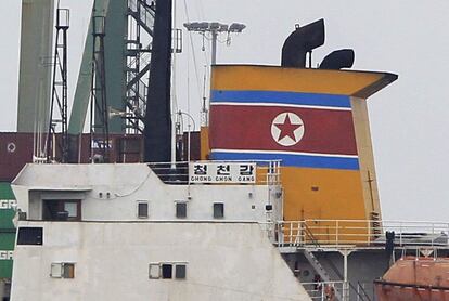 Fotografía del barco de Corea del Norte Chong Chon Gang hoy, martes 16 de julio de 2013, atracado en el muelle de Manzanillo de la caribeña ciudad de Colón (Panamá).