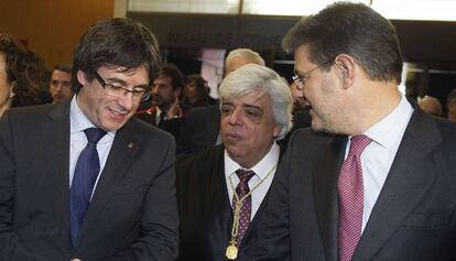 El ministro Rafael Catal&aacute;, junto al presidente Carles Puigdemont y el decano de los abogdos de Barcelona, Oriol Rusca.
 