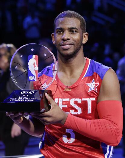 Chris Paul posa con el trofeo al mejor jugador del partido.