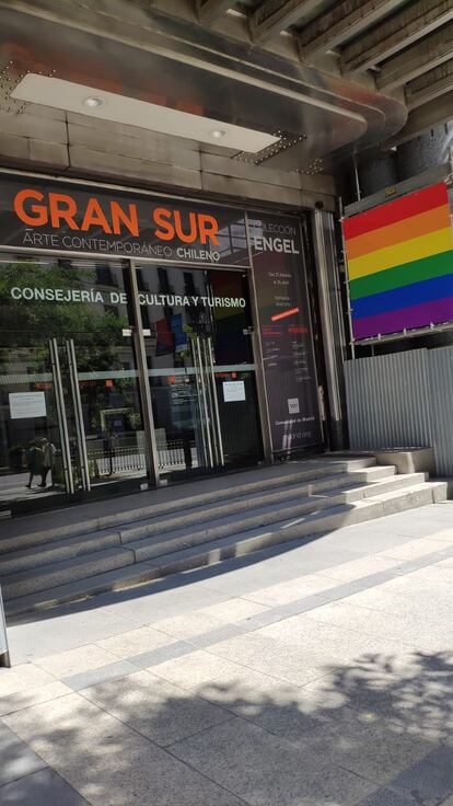 Una banderola arcoíris, a la entrada de la Consejería de Cultura de Madrid.