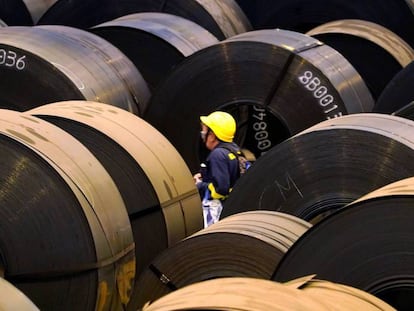  Rollos de acero en la planta siderúrgica ArcelorMittal en Sestao (Bizkaia). 