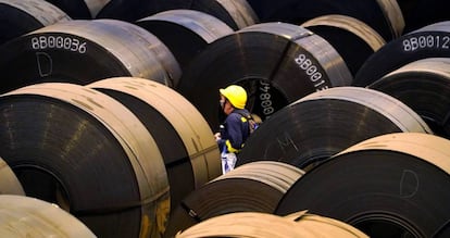  Rollos de acero en la planta siderúrgica ArcelorMittal en Sestao (Bizkaia). 