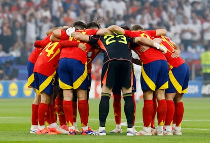 El once inicial español hace piña antes de arrancar la final. 