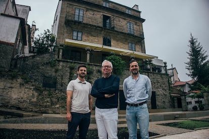 Chipperfield entre Manuel Rodríguez, director de la fundación, y Rodrigo Antón Carrasquer, director de la oficina de David Chipperfield Architects en Santiago.