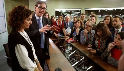 El ministro de Sanidad, Salvador Illa, y la ministra de Hacienda, María Jesús Montero, hablando con periodistas.