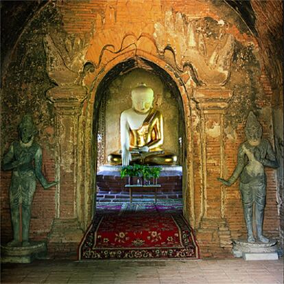 En cada rincón, pequeños templos honran la imagen de Buda.