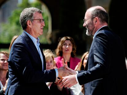 Alberto Núñez Feijóo saluda al presidente del Partido Popular Europeo, Manfred Weber, durante el acto de presentación de la candidatura del PP a las elecciones europeas, celebrado este jueves en Barcelona.