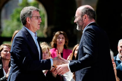 Alberto Núñez Feijóo saluda al presidente del Partido Popular Europeo, Manfred Weber, durante el acto de presentación de la candidatura del PP a las elecciones europeas, celebrado este jueves en Barcelona.