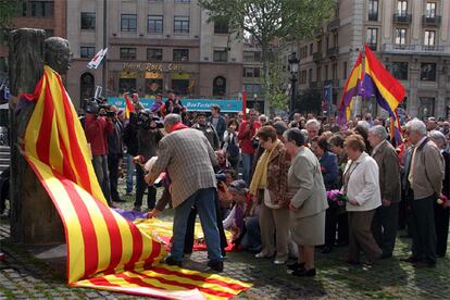 Alrededor de 300 personas han celebrado un acto de homenaje ante el monumento a Frances Macià, presidente de la Generalitat durante la II República y uno de los fundadores de Esquerra Republicana de Catalunya, en el centro de Barcelona