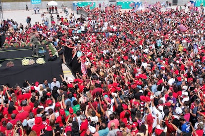 Las campañas para las elecciones presidenciales en Brasil cuya primera vuelta tendrá lugar el próximo domingo 2 de octubre han estado plagadas de símbolos que van más allá de las caras, los nombres y los eslóganes de los candidatos. Los dos candidatos principales, Jair Bolsonaro y Lula da Silva, atraen a mareas de personas en cada evento de campaña, con una gran diferencia que permite distinguir a quién apoyan: las multitudes `verdeamarelas' con Bolsonaro, la marea bermeja con Lula.