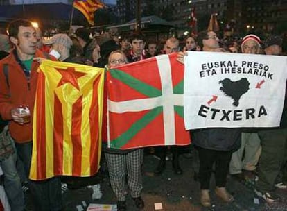 La manifestación de Bilbao mezcló banderas reivindicativas vascas y catalanas con carteles <i>abertzales.</i>