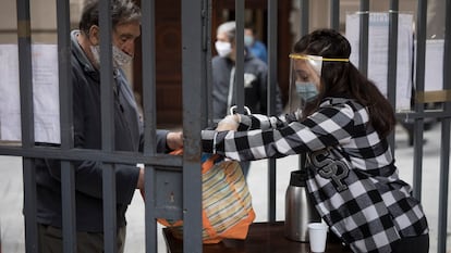 Reparto de desayunos a personas sin techo en una iglesia de Barcelona.