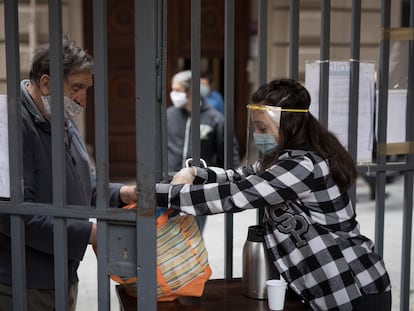 Reparto de desayunos a personas sin techo en una iglesia de Barcelona.