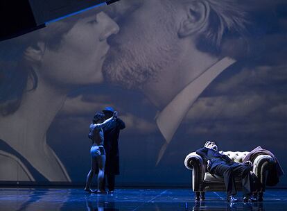 Escena de <i>Death in Venice,</i> de Britten, durante un ensayo: Gustav von Aschenbach (interpretado por Hans Schöpflin) reposa en un sofá mientras en sueños Tadzio (Uli Kirsch) baila con él.