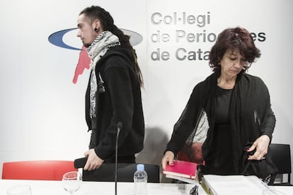 Rodrigo Lanza y su madre, durante la presentación del documental 'Ciutat morta' en 2004.