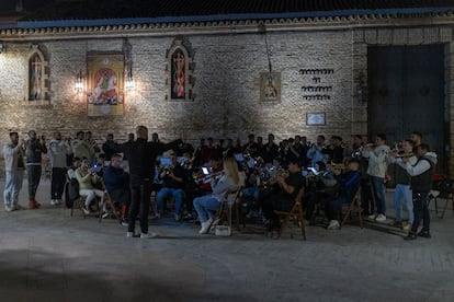 Agustín Castro (de espaldas) dirige un ensayo de la banda de Cornetas y Tambores del Santísimo Cristo de los Remedios de Castilleja de la Cuesta (Sevilla).