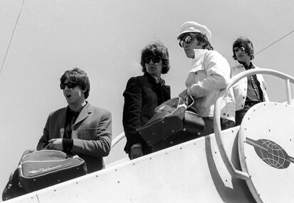 Paul McCartney, George Harrison, John Lennon y Ringo Starr, componentes 'The Beatles', en el aeropuerto de Barajas en 1965.