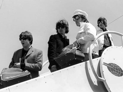 Paul McCartney, George Harrison, John Lennon y Ringo Starr, componentes 'The Beatles', en el aeropuerto de Barajas en 1965.