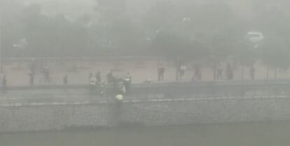 Captura del momento en el que la policía rescata del río Manzanares a un ultra del Deportivo que había sido arrojado por seguidores radicales del Frente Atlético