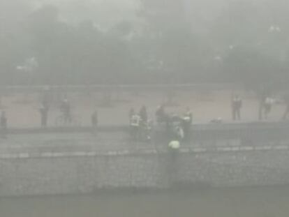 Captura del momento en el que la policía rescata del río Manzanares a un ultra del Deportivo que había sido arrojado por seguidores radicales del Frente Atlético