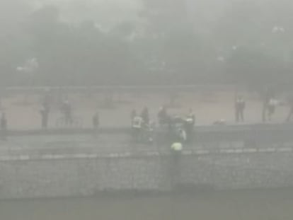 Captura del momento en el que la policía rescata del río Manzanares a un ultra del Deportivo que había sido arrojado por seguidores radicales del Frente Atlético