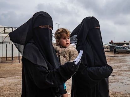 Dos mujeres en el campamento sirio de Al Hol, dirigido por los kurdos, donde se encuentran detenidas familias de combatientes extranjeros del Estado Islámico, el pasado diciembre.