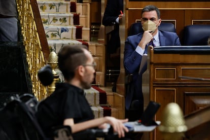 Pedro Sánchez (sentado en su escaño) sigue la intervención de Pablo Echenique ante el pleno del Congreso, el pasado miércoles.