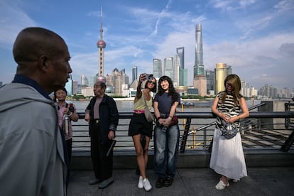 Unas turistas en Shanghái (China).