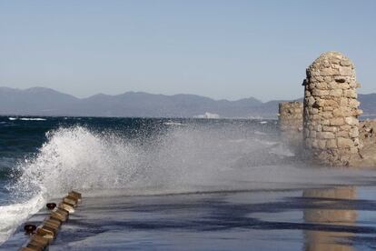 Un fuerte temporal de tramontana azota el mar en L'Escala (Girona) en la Costa Brava norte.