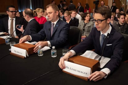 Ethan Lindenberger en el senado de Estados Unidos, el cinco de marzo de 2019, defendiendo su decisión de vacunarse.