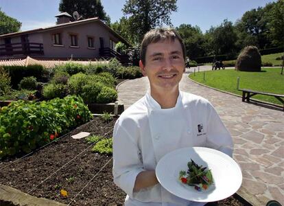 Andoni Luis Aduriz presenta uno de sus platos ante las puertas del Mugaritz.