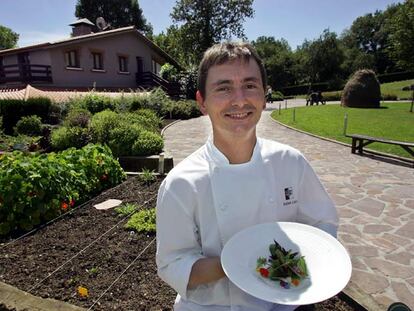 Andoni Luis Aduriz presenta uno de sus platos ante las puertas del Mugaritz.