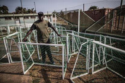 A venda de traves fabricadas no campo ajuda Seidi a financiar sua escola de futebol. Por enquanto, ele as comercializa apenas na Guiné-Bissau, mas não descarta começar a exportar.