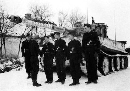 El coronel Peiper saluda a Wittmann (izquierda) y su tripulación ante su Tiger con los círculos de victorias en el cañón.