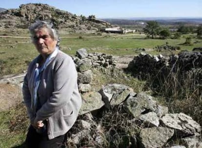 Milagros Montoya, in 2007, next to the remains of the shack in which she lived while her father was imprisoned in the Bustarviejo penal colony. 