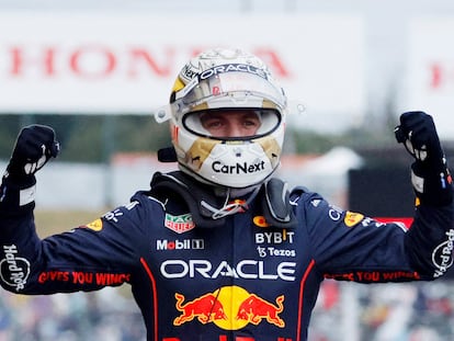 Verstappen celebra su triunfo en el GP de Japón este domingo con el que se proclama campeón del mundo de Fórmula 1.