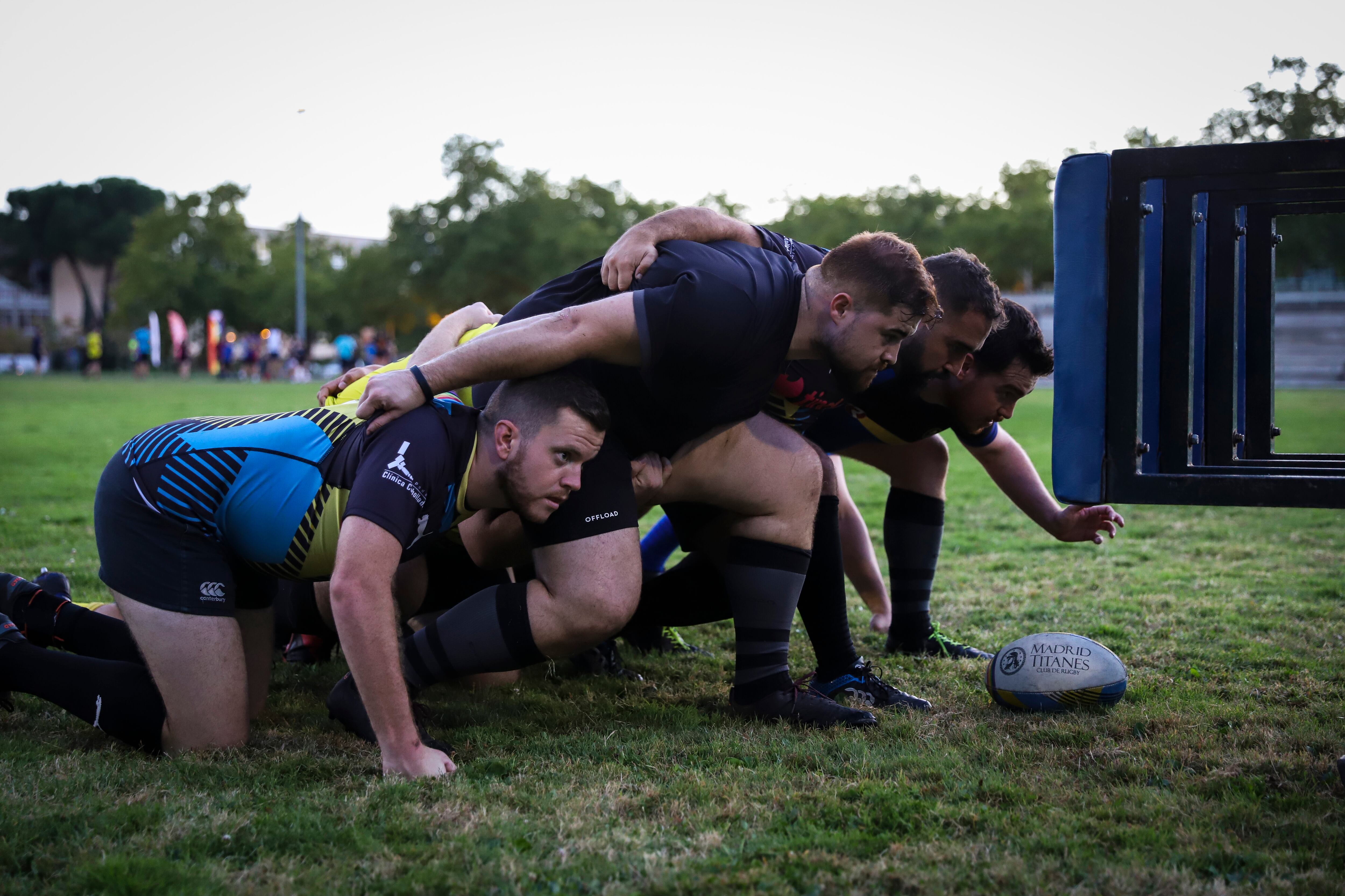 Durante los entrenamientos hacen varias paradas para beber agua y descansar unos minutos. Se oyen golpes, resoplidos. También hay caídas y golpes, pero los jugadores solo tienen buenas palabras los unos con los otros. La que más repiten es: familia.