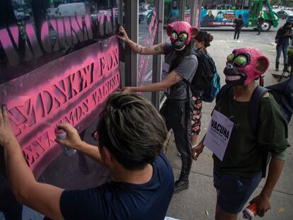 Activistas de la comunidad LGTB protestan en Ciudad de México por la falta de vacunas contra la viruela del mono.