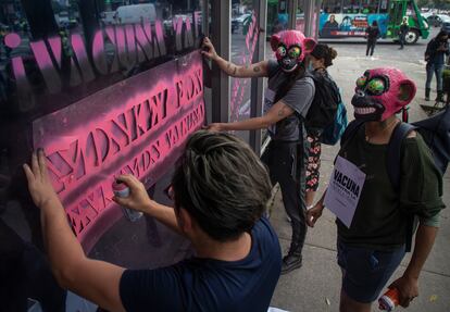 Activistas de la comunidad LGTB protestan en Ciudad de México por la falta de vacunas contra la viruela del mono.