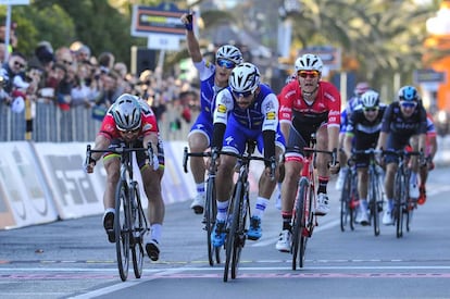 Gaviria, de azul, supera el golpe de riñones de Sagan, de rojo, a su izquierda.