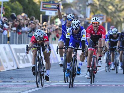 Gaviria, de azul, supera el golpe de ri&ntilde;ones de Sagan, de rojo, a su izquierda.