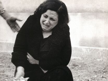 La viuda de Gabriel Pernau llora la muerte de su marido (1937).
