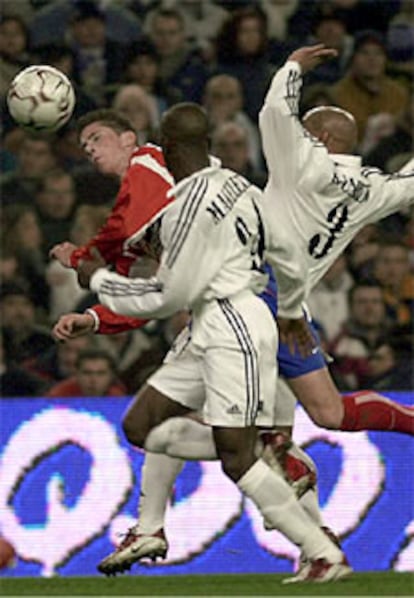 Ni los galácticos ni el Niño Torres respondieron a las expectativas, con la excepción de Figo. En la imagen, el jugador del Atlético cabecea el balón entre los defensas madridistas Roberto Carlos y Makelele.