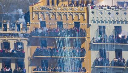 Un instante de la masclet&agrave; de Fallas disparada ayer en la plaza del Ayuntamiento