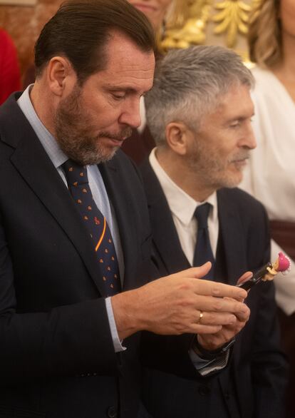 Óscar Puente, en la imagen con Fernando Grande-Marlaska, muestra su móvil con un Sonny Angel el pasado 6 de diciembre.