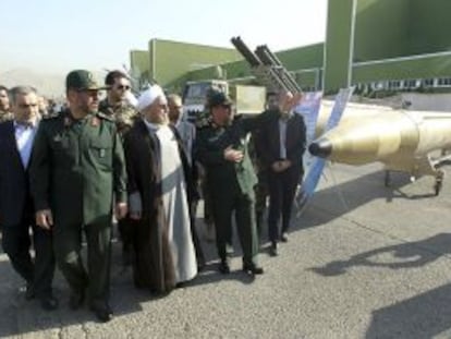 Hassan Rouhani, no centro, visita uma instalação militar em Teerã.
