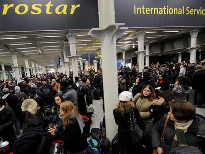 Pasajeros en la estación de King Cross esperan a que se restablezca el servicio de ferrocarril en el Eurotúnel, ayer en Londres.